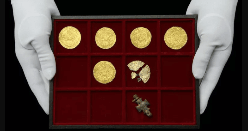 Un couple trouve 5 pièces d’or rares du 14e siècle