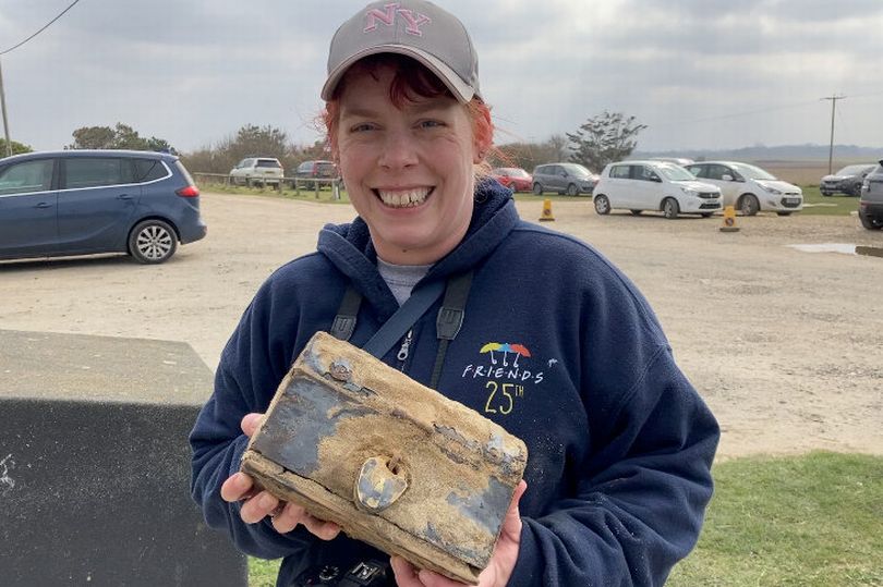 Une femme découvre un coffre rempli de pièces anciennes