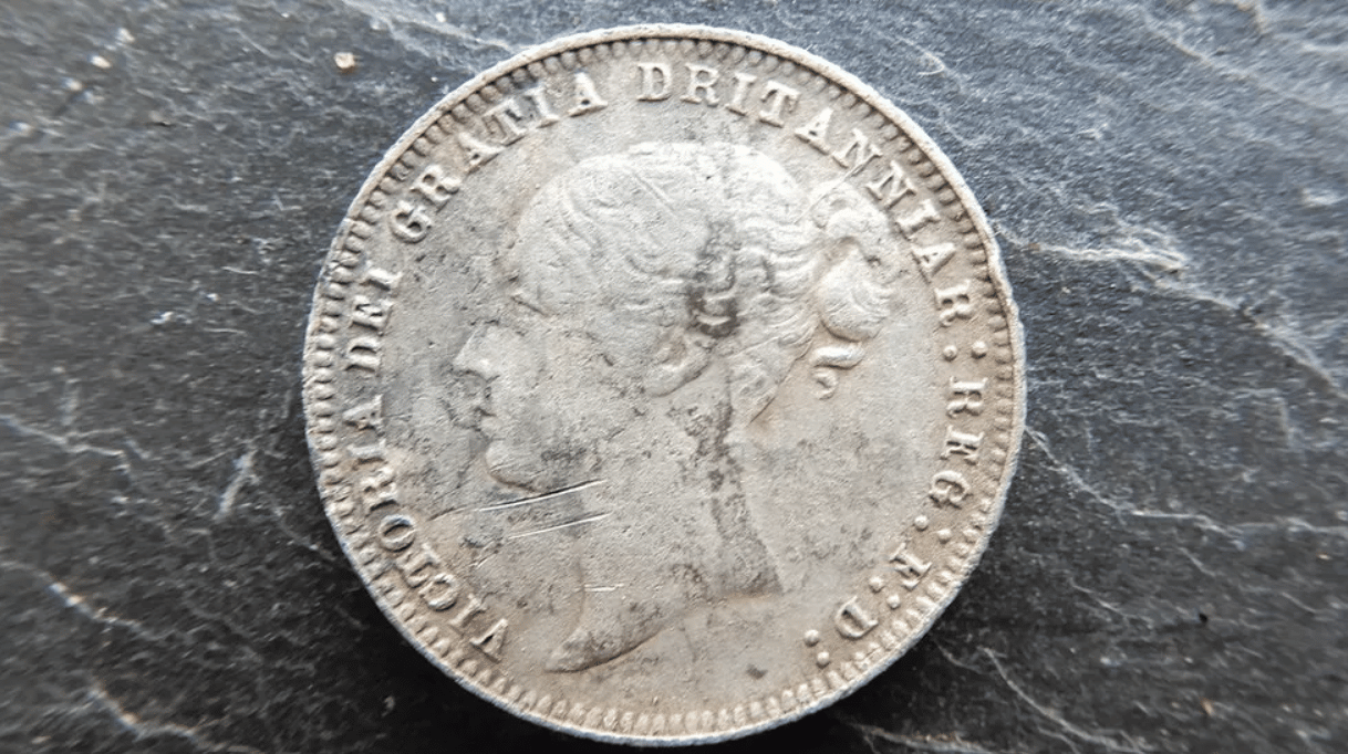 De rare six pence d’argent victoriens mal orthographiés